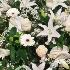 Centro de flores variadas blancas para funeral
