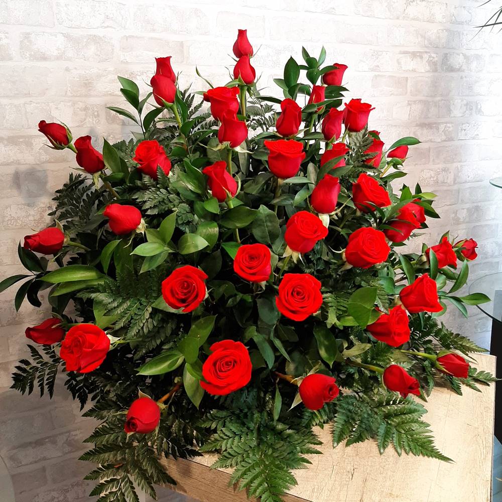 Centro funerario de rosas rojas